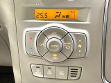 【オートエアコン】一度お好みの温度に設定すれば、車内の温度を検知し風量や温度を自動で調整。暑い&hellip;寒い&hellip;と何度もスイッチ操作をする必要はありません。快適な車内空間には必須の機能ですね♪