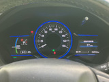 洗練されたデザインのメーターパネル。視認性に優れ、運転に必要な情報を分かりやすく表示します。運転状況を把握しやすく、安全運転をサポートします。
