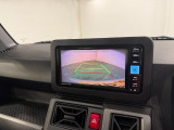 バックカメラ付きで後方の確認がしやすく、駐車が苦手な方でも安心して操作できます。毎日の使い勝手がぐっと良くなりますね。
