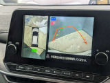 アラウンドビューモニター。上空から見下ろしているかのような映像を映し出して周囲を確認し、スムースな駐車をアシストします。