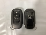 スマートキーを装備しています。鍵を差し込むことなくドアロックの開け閉めと、スタートボタン操作でのエンジンスタートができます。ボタン操作でトランクが開けられる電動テールゲートのボタンもついています。