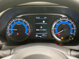 視認性の高いメーター類で、運転に必要な情報を的確に把握できます。デジタル表示で、スタイリッシュな印象を与えるデザインも魅力です。
