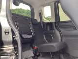後席の座面をはねあげると、後席のあったスペースがそのまま高さのある荷室空間に!背の高い荷物も横にせずそのまま積み込めます。もちろん左右片方だけのアレンジも可能です。