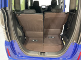 後席のシートをスライドさせると荷室空間を広げられます