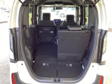 後席は分割可倒式で、用途に合わせてアレンジ可能。荷物の量や乗車人数に応じて柔軟に使える便利なシートです。