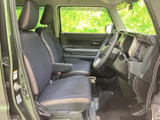 運転席からの視界は広く、運転に集中できます。シートの座り心地も良く、長距離ドライブも快適です。