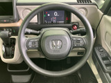 握りやすい形状で、長時間の運転でも疲れにくいステアリング。操作性も高く、スムーズなハンドリングを実現しています。快適な運転体験を。