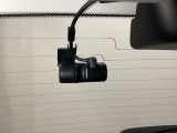 後方にもドライブレコーダーのカメラが付いています。前後両方でお車の周りを監視・記録いたします。