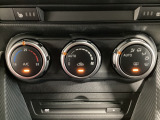 空調スイッチ類は最近流行のタッチパネル式ではなく、運転中でも直感的に操作できるダイヤル式を採用しております。