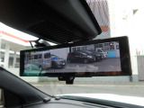 インテリジェントルームミラーは、車両後方のカメラ映像をミラー面に映し出すので、車内の状況や、天候などに影響されずクリアな後方視界が得られます。