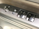 【電動格納ミラー】サイドミラーは電動格納式となっており、狭い駐車場でもキズがつくリスクを抑えられます。