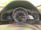 視認性の高いメーターデザインで、運転に必要な情報を的確に把握できます。デジタル表示を採用し、より見やすくしました。走行状況が一目でわかります。