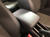 【アームレスト】運転時の疲労軽減にもなるアームレストがついています!