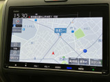 鮮明な地図表示で、目的地までの道順をスムーズに検索できます。渋滞情報やルート案内など、運転に役立つ情報を的確に提供。安全で快適なドライブをサポートします。
