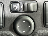【電動格納ミラー】運転席のスイッチで、ドアミラーの開閉や角度の調整ができます。