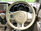 インテリアに合わせたデザインのステアリングは、運転される方のことも考え、運転しやすい形状、大きさです。是非一度、実際に触ってお確かめください。
