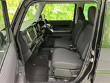 運転しやすいように設計された運転席。操作性も良く、快適なドライブを楽しめます。視認性も高く、安全運転をサポートします。