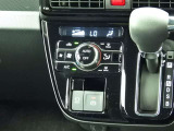 オートエアコンを装備しておりますので、四季を通じて車内を快適な温度に保つことが出来ます!高級感が有りますね!