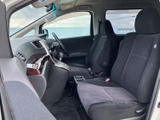 機能的な装備が整ったドライバーシート。操作しやすい配置で、快適な運転をサポートします。長時間の運転も苦になりません。