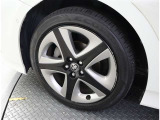 かっこいいホイールですね。 車のイメージを大きく左右するホイール部分はコダワリを持ちたいですね。