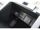 AUX・USB用ソケットがついていますので携帯電話などを接続すれば音楽等の再生が可能です!
