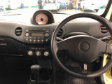 運転中も見やすいセンターメーター。