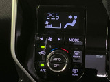 【オートエアコン】一度お好みの温度に設定すれば、車内の温度を検知し風量や温度を自動で調整。暑い&hellip;寒い&hellip;と何度もスイッチ操作をする必要はありません。快適な車内空間には必須の機能ですね♪