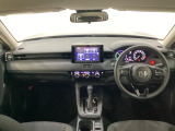 車内は光触媒抗菌消臭施工済です。インパネ周りはスタイリッシュなデザインで機能や装備も充実しています。グローブボックスやカップホルダーのほかにトレーなどたくさんの収納スペースが付いています。