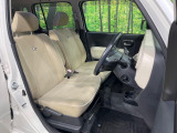 運転席まわりには十分なスペースがあり、大柄な方でもゆったり運転していただける環境です。