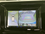 後方確認がスムーズに行え、狭い道や駐車時も安心。安全な運転をサポートする頼もしい機能です。視認性の高い画面で、より安全な移動を。