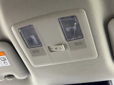 運転席、助手席を明るく照らします。