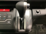 CVT車のセレクトレバーです。低速から高速まで、変速ショックのないスムーズな走りを実現するとともに、エンジン効率のよい領域を維持することで燃費にも貢献します。