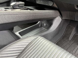 運転席コンソール下にはHDMIケーブル接続可能です。