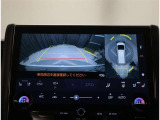 バックモニター付き。駐車の際のサポートとなり、必須アイテムのひとつですよね。それでも、バックする際は必ずご自身の目で確認をしてください。パノラミックビューで上から見下ろした視点でも確認できます!