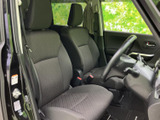 広々とした室内空間で、ゆったりとくつろげます。運転席からの視界も広く、運転操作も快適に行えます。