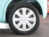 ◆純正ホイール装着車◆シンプルなデザインのホイールキャップ付きです。
