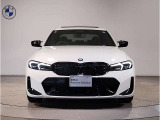 【BMWの伝統-1】BMWの特徴的な&ldquo;キドニーグリル&rdquo;は、80年以上続く伝統の形でございます。変わらないこだわりのデザインが、プレミアムブランド&ldquo;BMW&rdquo;を創り出します。