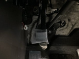 パーキングブレーキはフット式なので運転席と助手席の間はすっきり、移動も楽々です。さっと手が届く位置にATセレクトレバーやエアコンスイッチなどがあり操作性に優れています
