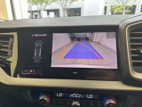 ●バックカメラ『駐車や後方の視界をサポートするための重要な機能です。多くのモデルに標準装備またはオプションとして搭載、リアバンパーに取り付けられたカメラが後方の映像を車内のディスプレイに表示します』