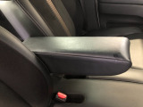 【アームレスト】運転時の疲労軽減にもなるアームレストがついています!