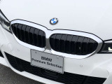 左右のキドニー・グリルの中心にはBMWのエンブレムが鎮座し、個性を放つデザイン性を兼ね備えました。