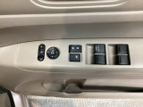 電動格納式リモコンドアミラーと、パワーウィンドウスイッチ等は運転席ドアにあります。