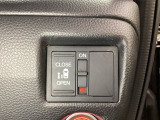 左側電動スライドドアは運転席からでも操作ができるように、ハンドル付近に開閉の操作スイッチが付いています。