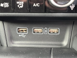 【USBジャック】運転中でもスマートフォン等の充電ができるUSBジャック付き!充電を気にすることなく、ドライブ中の音楽再生や通話等をお楽しみ頂けます!