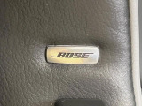 【BOSEサウンドシステム】メーカーオプションの高品位サウンドシステムを搭載。専用のチューニングが施された大小様々なスピーカーから良質なサウンドが奏でられ、臨場感あふれる音響空間を演出します。