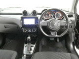 運転席からの視界はこんな感じです☆お気軽にご来店いただき、実際に座って是非お確かめください。ドライバーに寄り添う快適な操作フィールをもたらすステアリングです。