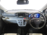 運転のしやすさを最優先に考えられた運転席。よく使う物が手を伸ばせばすぐ届く。