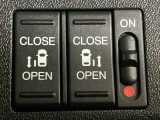 【両側パワースライドドア】両側がパワースライドドアになっており、運転席のスイッチやスマートキーでも開閉が可能です!開口部も広いので乗り降りも楽々♪