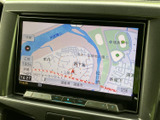 目的地までスムーズに導きます。鮮明な地図表示で、初めての道でも安心して運転に集中できるでしょう。