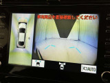 パノラミックビューモニターを装備。駐車場や交差点でクルマを真上から見るように周囲を確認できます。機能の詳細は販売店スタッフまでおたずねください。